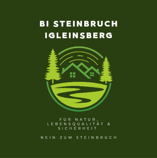 Arbeiter auf einem Gerüst restaurieren unter einem klaren blauen Himmel eine alte Mauer.